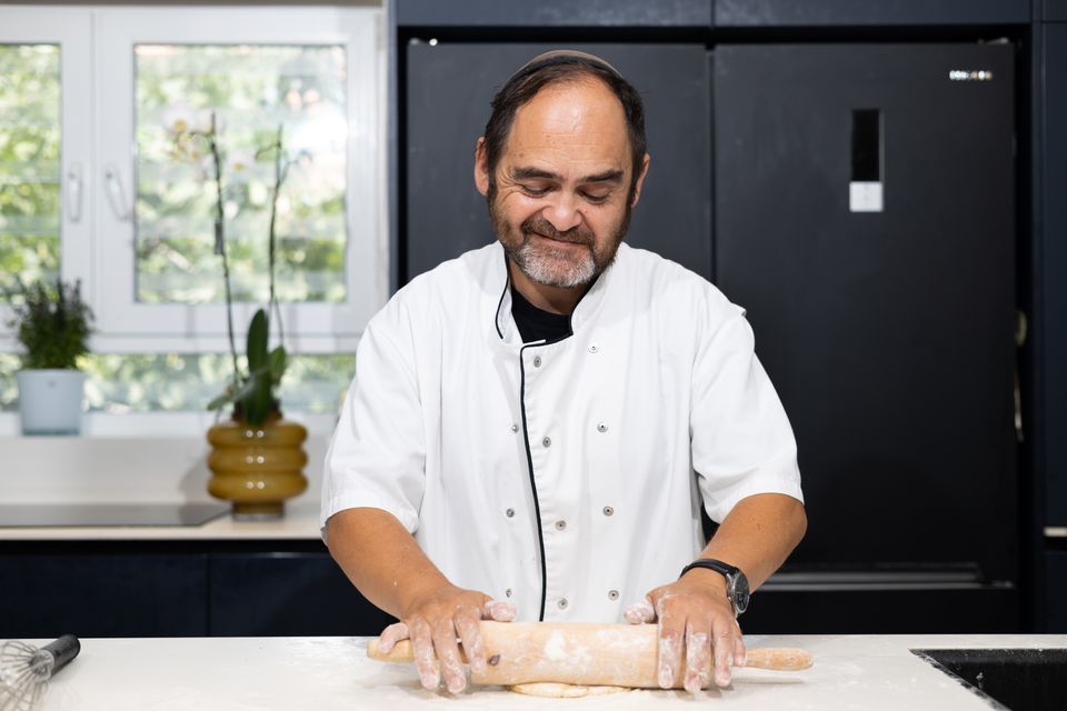 Chef pétrissant la pâte dans sa cuisine