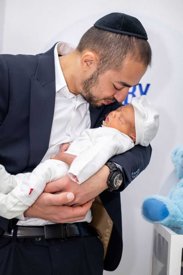 Un père embrasse son bébé